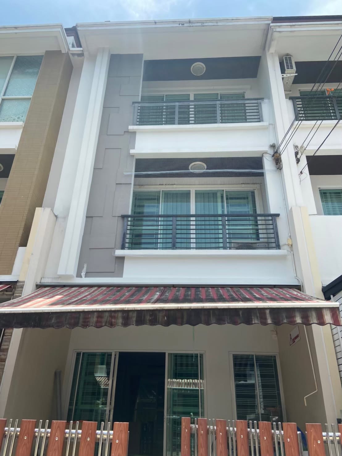 Baan Klang Muang Sathorn-Taksin 2